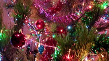 Noel ağacı süslemeleri, şenlikli bir çam ağacının dallarında