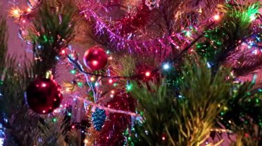 Noel ağacı süslemeleri, şenlikli bir çam ağacının dallarında