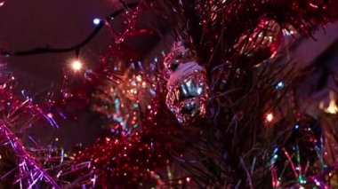 Noel ağacı süslemeleri, şenlikli bir çam ağacının dallarında