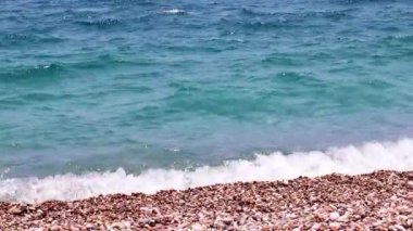 Aktif eğlence için küçük dalgalar ve kumlu bir sahil