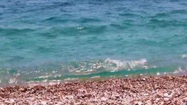 Aktif eğlence için küçük dalgalar ve kumlu bir sahil