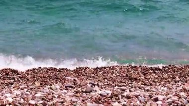 Aktif eğlence için küçük dalgalar ve kumlu bir sahil