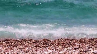 Aktif eğlence için küçük dalgalar ve kumlu bir sahil