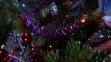 Çam dallarında parıldayan Noel süslemeleri