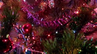Çam dallarında parıldayan Noel süslemeleri
