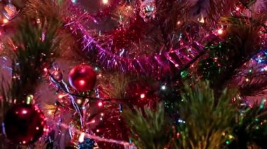 Çam dallarında parıldayan Noel süslemeleri