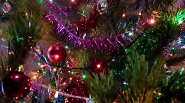 Çam dallarında parıldayan Noel süslemeleri