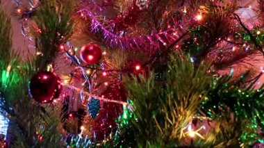 Çam dallarında parıldayan Noel süslemeleri