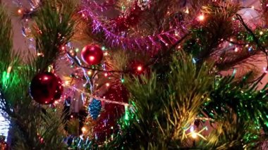 Çam dallarında parıldayan Noel süslemeleri