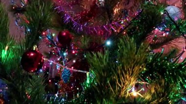 Çam dallarında parıldayan Noel süslemeleri