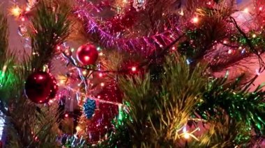 Çam dallarında parıldayan Noel süslemeleri