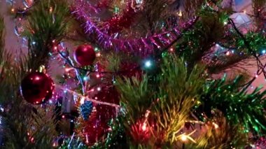 Çam dallarında parıldayan Noel süslemeleri