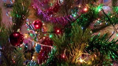 Çam dallarında parıldayan Noel süslemeleri