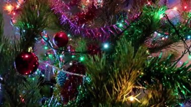 Çam dallarında parıldayan Noel süslemeleri