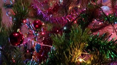 Çam dallarında parıldayan Noel süslemeleri