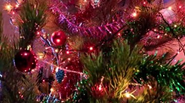 Çam dallarında parıldayan Noel süslemeleri