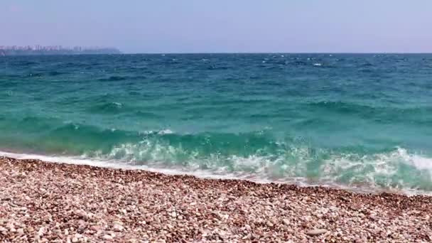 Красивий Морський Пляж Маленькими Хвилями Поверхні Води — стокове відео