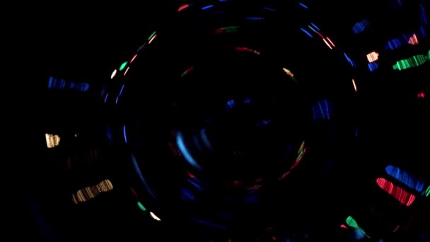 Спиральные Узоры Созданные Свечением Гирлянды Ветке Новогодней Сосны — стоковое видео