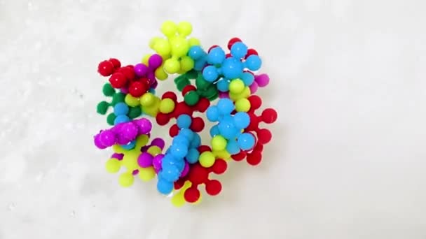 Kit Konstruksi Anak Anak Plastik Dirakit Dalam Bentuk Molekul Virus — Stok Video