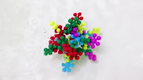 プラスチック製の子供用の建設キットは水の流れの中にウイルス分子の形で組み立てられ — ストック動画