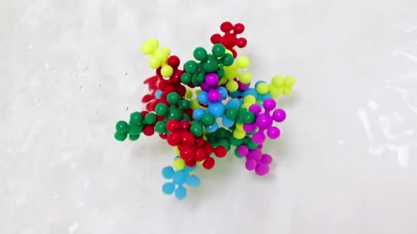 Plastic Bouwpakket Voor Kinderen Vorm Van Een Virusmolecuul Een Waterstroom — Stockvideo