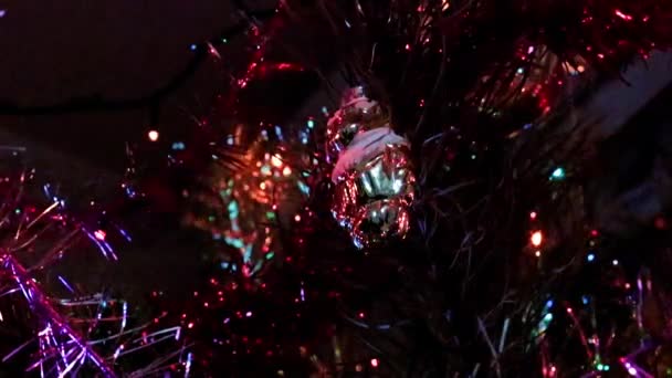 喜庆的灯火通明的松树树枝上的圣诞树装饰 — 图库视频影像