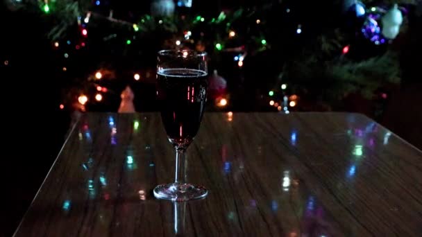 Ein Glas Rotwein Und Silvesterbeleuchtung Weihnachtsbaum — Stockvideo