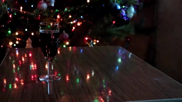 Una Copa Vino Tinto Iluminación Año Nuevo Del Árbol Vacaciones — Vídeos de Stock