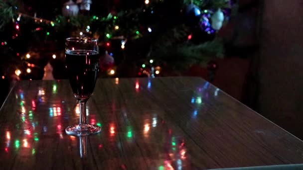 Ein Glas Rotwein Und Silvesterbeleuchtung Weihnachtsbaum — Stockvideo