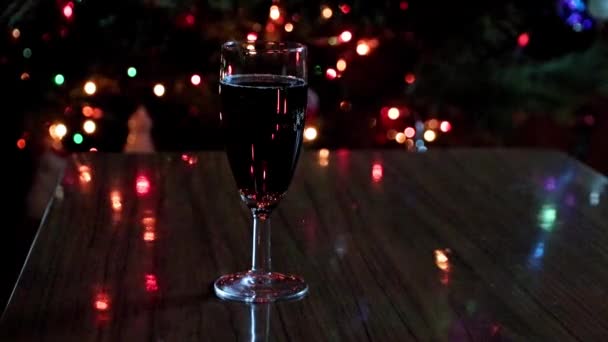 Bicchiere Vino Rosso Illuminazione Capodanno Dell Albero Natale — Video Stock