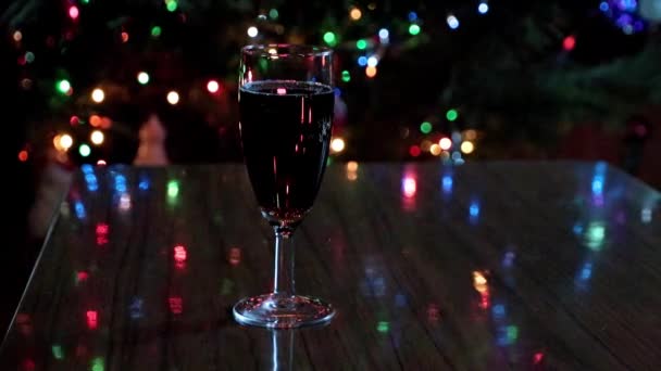 Bicchiere Vino Rosso Illuminazione Capodanno Dell Albero Natale — Video Stock