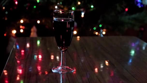Una Copa Vino Tinto Iluminación Año Nuevo Del Árbol Vacaciones — Vídeos de Stock