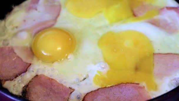 朝の朝食にソーセージで目玉焼きを作る過程 — ストック動画
