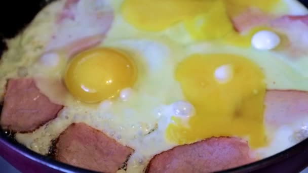 Proceso Cocción Huevos Fritos Con Salchicha Para Desayuno Mañana — Vídeos de Stock