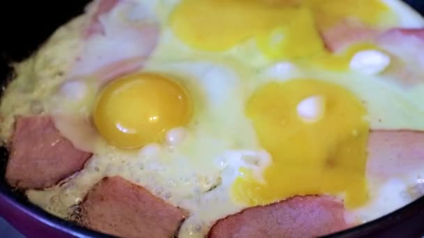 Het Bakken Van Gebakken Eieren Met Worst Voor Het Ontbijt — Stockvideo