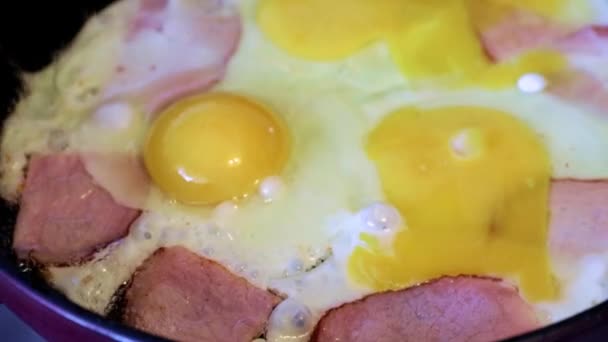 Proceso Cocción Huevos Fritos Con Salchicha Para Desayuno Mañana — Vídeos de Stock