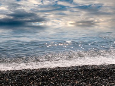 Aktif bir dinlenme yeri olarak deniz plajı ve güneşli gökyüzü