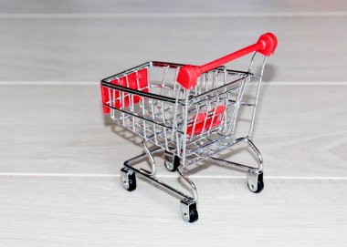 Kazanılan ticaret ve lojistik becerilerini uygulamak için oyuncak alışveriş arabası