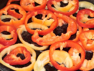 Sabah kahvaltısı için kavrulmuş biber pişiriyorum.