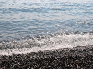 Güzel deniz dalgaları ve çakıl taşlı sahil beldeleri