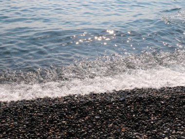 Güzel deniz dalgaları ve çakıl taşlı sahil beldeleri