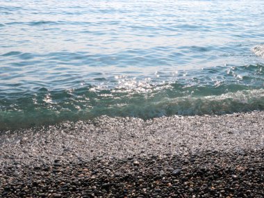 Güzel deniz dalgaları ve çakıl taşlı sahil beldeleri
