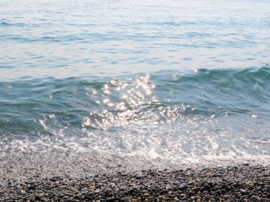 Güzel deniz dalgaları ve çakıl taşlı sahil beldeleri