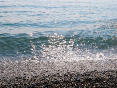 Güzel deniz dalgaları ve çakıl taşlı sahil beldeleri