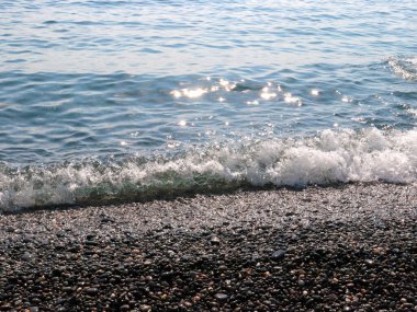 Güzel deniz dalgaları ve çakıl taşlı sahil beldeleri