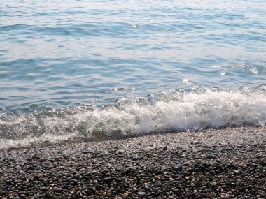 Güzel deniz dalgaları ve çakıl taşlı sahil beldeleri