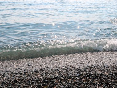 Güzel deniz dalgaları ve çakıl taşlı sahil beldeleri