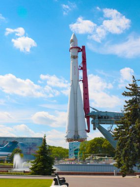 Moskova Rusya 'da bir parktaki fırlatma rampasında Vostok 1 uzay roketi.