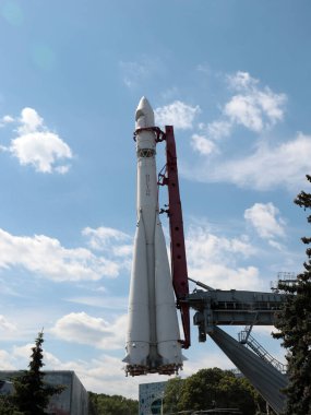 Moskova Rusya 'da bir parktaki fırlatma rampasında Vostok 1 uzay roketi.