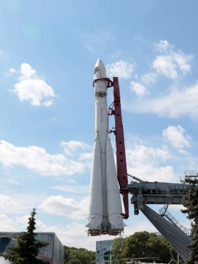 Moskova Rusya 'da bir parktaki fırlatma rampasında Vostok 1 uzay roketi.